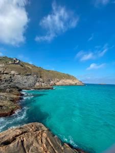 アハイアウ・ド・カボにあるRaízes Guest Houseの岩場からの海の景色
