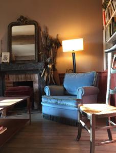 Ruang duduk di Large, welcoming house, full of character and charm +22 gambar