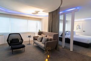 une chambre d'hôtel avec un canapé et un lit dans l'établissement Pullman Sao Paulo Vila Olimpia, à São Paulo 183 autres photos