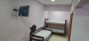 a small room with two bunk beds in it at Loft 2 Hospede-se em Frente ao Parque ecológico in Indaiatuba