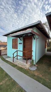 a small blue and white house with a bench at Riquezas de Lavras Novas - Chalé Diamante in Lavras Novas