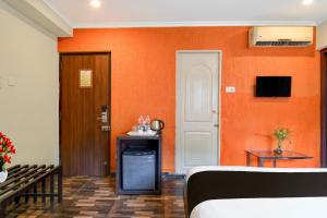 Televisyen dan/atau pusat hiburan di Townhouse New Digha Formerly Hotel Coral +29 gambar