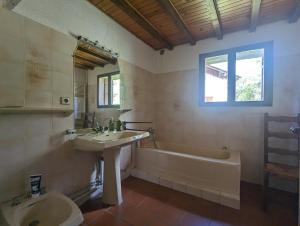 une salle de bain avec un lavabo, une baignoire et des toilettes dans l'établissement Chalet familiale de montagne - Pyrénées-Orientales, à Puyvalador 14 autres photos