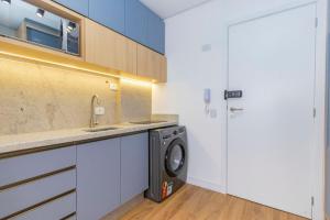 a washing machine in a kitchen with a sink at Estúdio Completo para 5 Pessoas Com Vaga - EIX0703 in Curitiba
