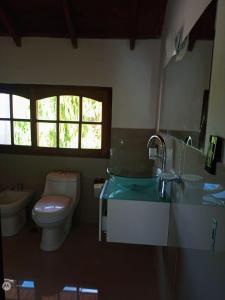 Bilik mandi di Residencia Salomon Hostel