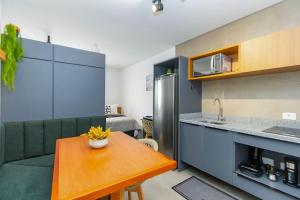 Køkken eller tekøkken på Studio com 2 camas de casal e garagem - EIX0805