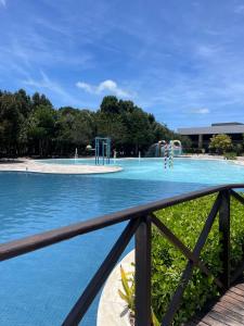 ein großes Schwimmbad mit Wasserpark in der Unterkunft Apartamento no resort in Barra de São Miguel