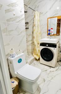 Koupelna v ubytování 2-комнатная квартира Жана кала + 17 fotografií