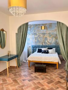 Giường trong phòng chung tại Villa in Umbria con piscina privata +92 ảnh