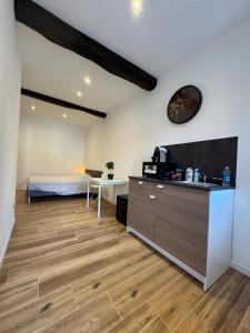 a bedroom with a bed and a desk in a room at Suite Leonardo in Magenta