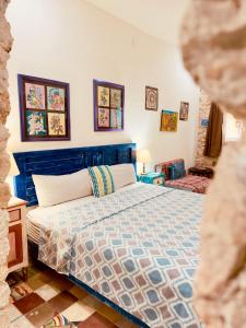 a bedroom with a blue bed in a room at Casa Chaak Maya - Estudio privado con alberca en Mérida in Mérida +25 photos