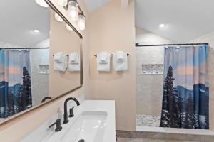Ένα μπάνιο στο Prospect Point Townhomes 202C by Summit County Mountain Retreats +38 φωτογραφίες