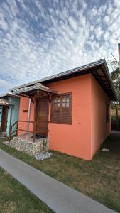 a small house with an orange at Riquezas de Lavras Novas - Chalé Safira in Lavras Novas