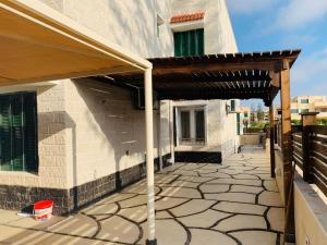 Rõdu või terrass majutusasutuses فيلا 53 في قريه جرين بيتش حمام سباحه خاص و اربع غرف تشطيب لوكس فرش مودرن