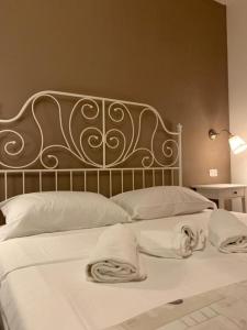 アグローポリにあるStella del Cilento Rooms " Pausa & Relax "のベッド1台(タオル2枚付)