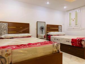 Voodi või voodid majutusasutuse فيلا 53 في قريه جرين بيتش حمام سباحه خاص و اربع غرف تشطيب لوكس فرش مودرن toas +15 fotot