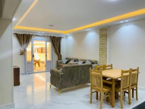 Istumisnurk majutusasutuses فيلا 53 في قريه جرين بيتش حمام سباحه خاص و اربع غرف تشطيب لوكس فرش مودرن