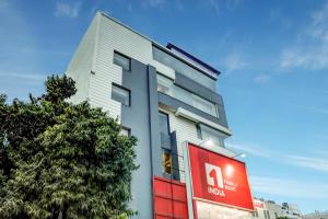 Un edificio con un cartel al costado. en Townhouse Ranipur Mor, en Haridwar 49 fotos más