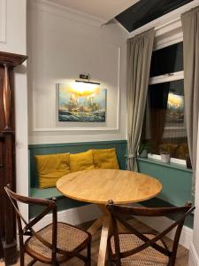 ein Esszimmer mit einem Tisch und zwei Stühlen in der Unterkunft Victorian Inspired Home in Stockport