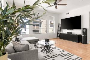 TV a/nebo společenská místnost v ubytování Freestanding Cubs Retreat near ASU off L-101 & 202