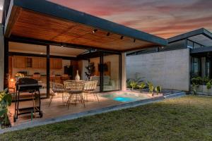 a house with a deck with a grill and a pool at Soy Local Reserva Sajonia in Rionegro