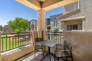 Balkón nebo terasa v ubytování Freestanding Cubs Retreat near ASU off L-101 & 202