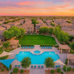 Bazén v ubytování Freestanding Cubs Retreat near ASU off L-101 & 202 nebo v jeho okolí
