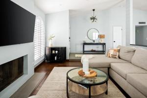 Μια τηλεόραση ή/και κέντρο ψυχαγωγίας στο 3Bedroom 2Bath - Saltwater Pool, Hot Tub, & Pool Table