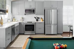 Η κουζίνα ή μικρή κουζίνα στο 3Bedroom 2Bath - Saltwater Pool, Hot Tub, & Pool Table