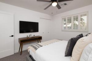 Μια τηλεόραση ή/και κέντρο ψυχαγωγίας στο Massive Backyard - Pool, Hot Tub, Putting Green, & Fire Pit