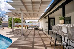 Πισίνα στο ή κοντά στο Massive Backyard - Pool, Hot Tub, Putting Green, & Fire Pit