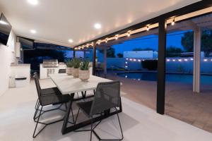 Πισίνα στο ή κοντά στο Massive Backyard - Pool, Hot Tub, Putting Green, & Fire Pit