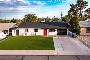 una casa con un patio con una puerta roja en 4BR 3BA Tempe Home with Pool, Hot Tub, Putting Green, & Game Room, en Tempe Junction