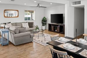 Χώρος καθιστικού στο Party at The Palm - Pool, Hot Tub, Pergola with Fire Pit & Much More