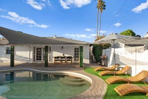 Πισίνα στο ή κοντά στο Party at The Palm - Pool, Hot Tub, Pergola with Fire Pit & Much More