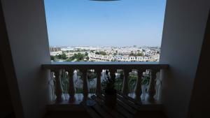 une fenêtre avec vue sur la ville dans l'établissement Village View Serenity by Hala Homes, à Ras al Khaimah