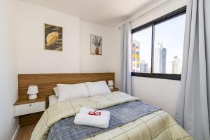 Ένα ή περισσότερα κρεβάτια σε δωμάτιο στο Apartamento de 2q em Prédio com Piscina - IBI0701