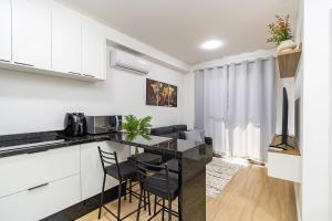 Η κουζίνα ή μικρή κουζίνα στο Apartamento de 2q em Prédio com Piscina - IBI0701