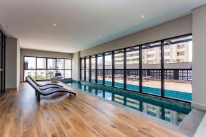 Bazén v ubytování Apartamento de 2q em Prédio com Piscina - IBI0701 nebo v jeho okolí