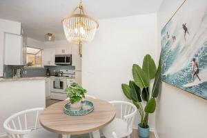una sala da pranzo con tavolo e sedie in cucina di Luxury Beachside Condo - Half Mile from Beach a Indialantic