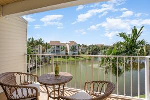 un patio con tavolo e sedie su un balcone di Luxury Beachside Condo - Half Mile from Beach a Indialantic