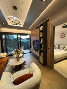 Ένα ή περισσότερα κρεβάτια σε δωμάτιο στο The Diamond In City Luxury Suites By ZENORA Living