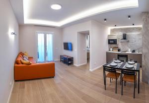 a living room with an orange couch and a table at Casetta 48 in Lido di Ostia