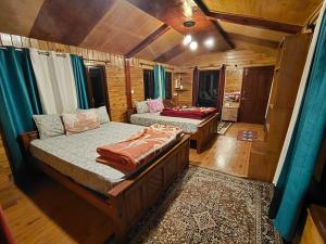 an aerial view of a bedroom in a log cabin at MISBHA HomeStay in Kodaikānāl