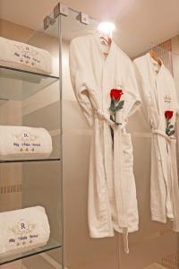 a closet with white robes and towels at Rig Vêda Hotel in Lima