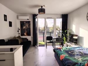 Postel nebo postele na pokoji v ubytování Sunset Sky Studio1 Gdańsk