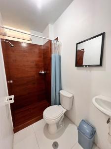 a bathroom with a toilet and a shower and a sink at Casa Rosé Vacacional in Santa Rosa