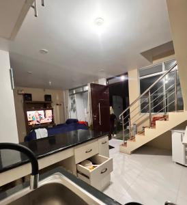 a room with a sink and a room with stairs at Casa Rosé Vacacional in Santa Rosa