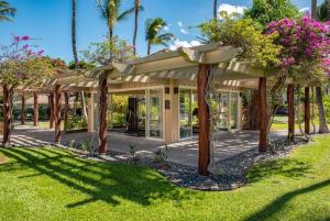 un pabellón con árboles en un parque en Hale Kaileia Kai - Peaceful Ground Floor Getaway, en Waikoloa