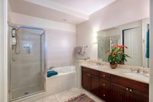 Un baño con ducha, lavabo y bañera. en Hale Kaileia Kai - Peaceful Ground Floor Getaway, en Waikoloa 20 fotos más
